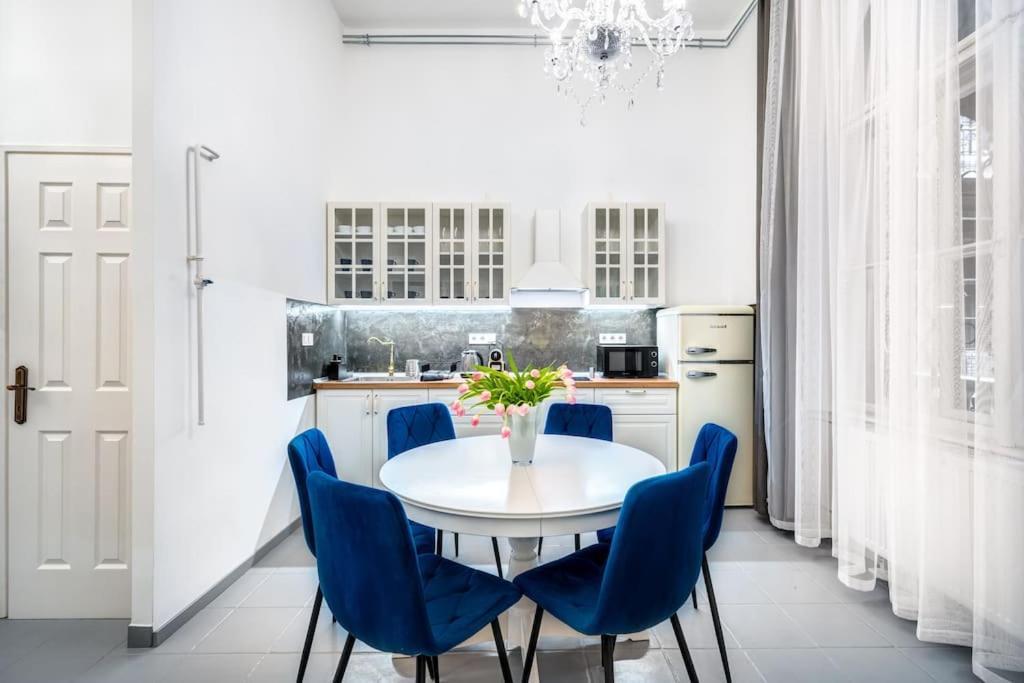 Andrassy Grandeur With Indoor Parking Apartment Budapest Bagian luar foto