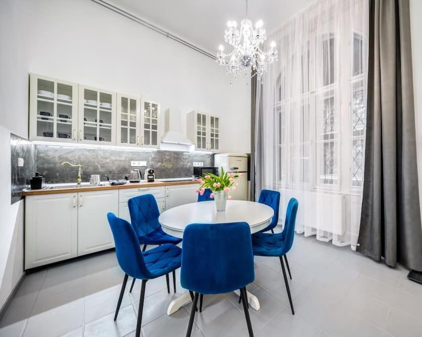 Andrassy Grandeur With Indoor Parking Apartment Budapest Bagian luar foto