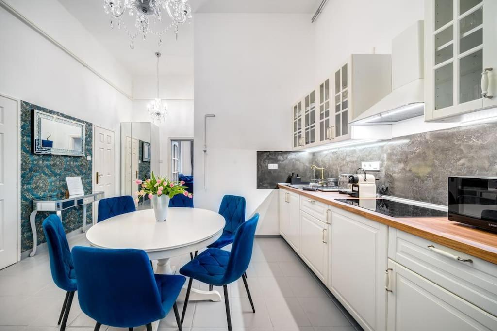 Andrassy Grandeur With Indoor Parking Apartment Budapest Bagian luar foto