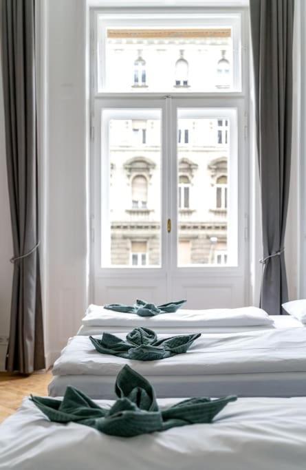 Andrassy Grandeur With Indoor Parking Apartment Budapest Bagian luar foto