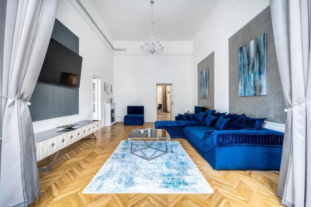 Andrassy Grandeur With Indoor Parking Apartment Budapest Bagian luar foto