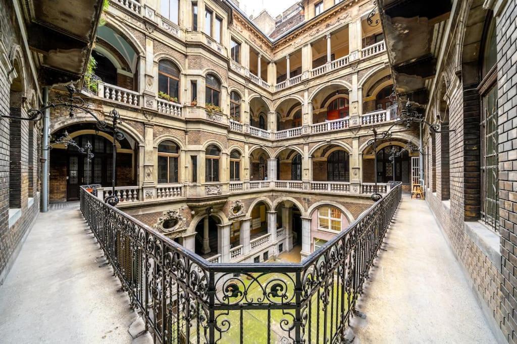 Andrassy Grandeur With Indoor Parking Apartment Budapest Bagian luar foto