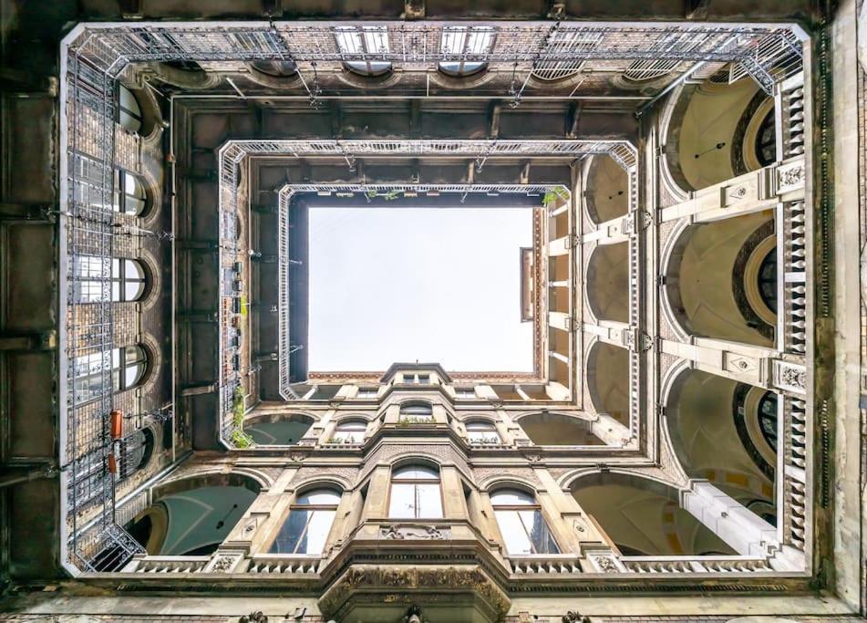 Andrassy Grandeur With Indoor Parking Apartment Budapest Bagian luar foto
