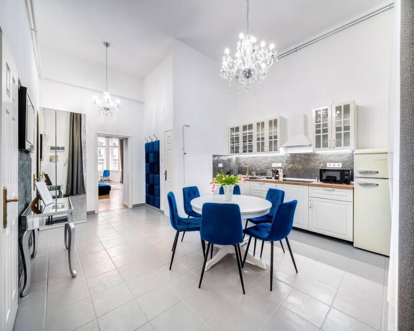 Andrassy Grandeur With Indoor Parking Apartment Budapest Bagian luar foto