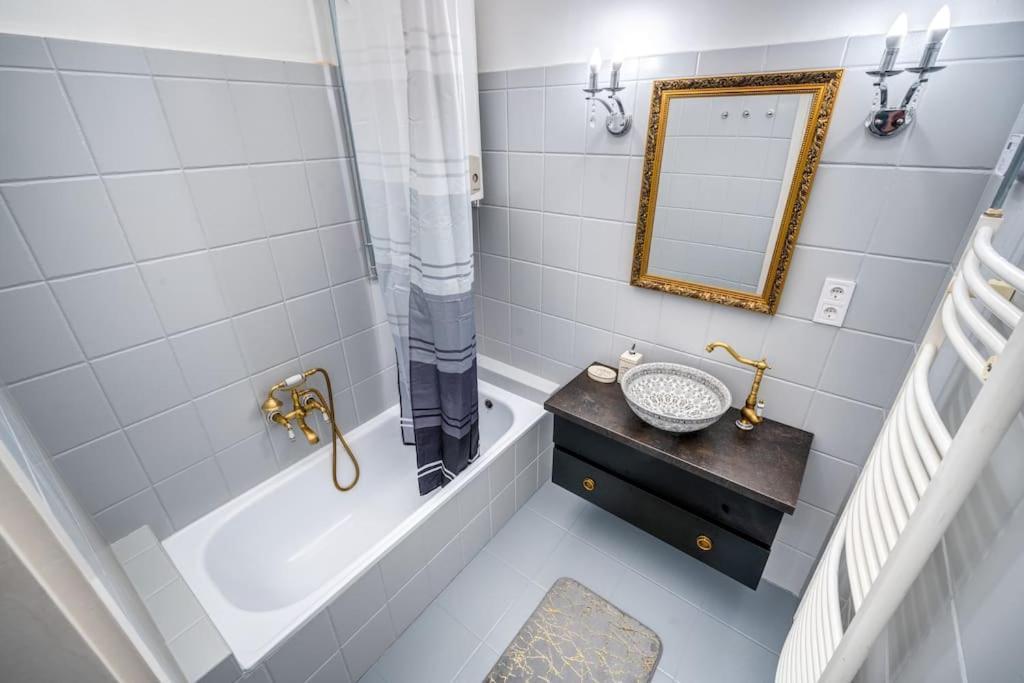 Andrassy Grandeur With Indoor Parking Apartment Budapest Bagian luar foto