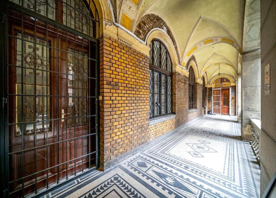 Andrassy Grandeur With Indoor Parking Apartment Budapest Bagian luar foto